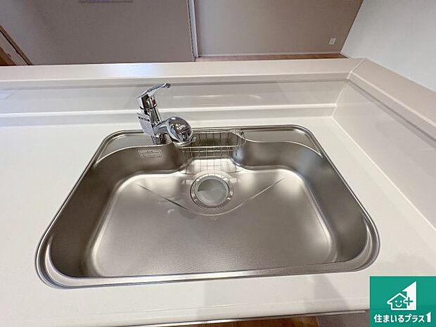 【キッチンシンク】蛇口の先端に浄水器を内蔵しています!原水と浄水、お湯と冷水、シャワーの切替えがワンタッチなので用途によって使い分けられます。