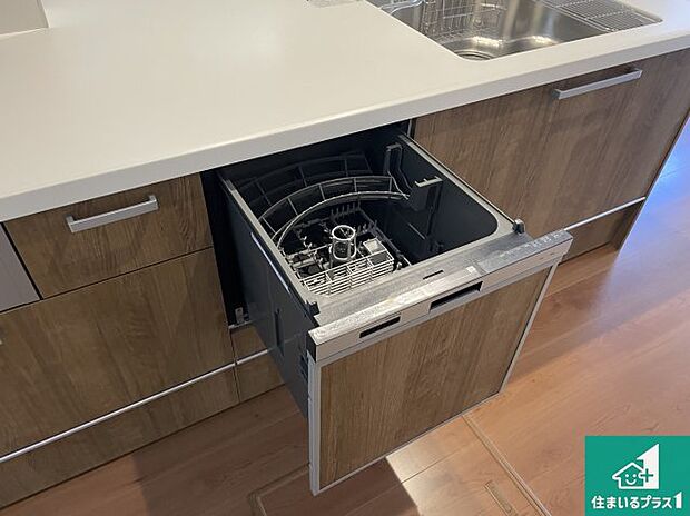 【食器洗い乾燥機】食事後の一仕事、食器洗いをボタン一つでお任せできちゃいます！場所を取らないビルトイン式なので、お料理スペースもしっかり確保！ 