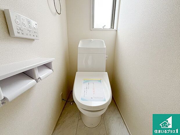 【トイレ】1・2階の2ヶ所にあるので、朝の忙しい時間の順番待ちもなく、深夜の利用にも大変便利です。