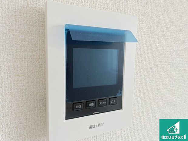 【カラーモニターインターホン】声だけでなく来訪者の姿や顔がモニターで確認できるので、小さなお子様がいらっしゃるご家庭でも安心できます！