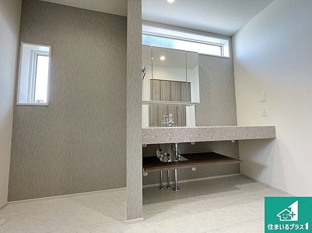 【独立洗面台】清潔感のある洗面台です。フラットな鏡は掃除がしやすく毎日清潔！鏡裏には収納があるのでスッキリとした洗面台が保てます。