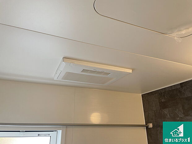 【浴室暖房乾燥機】四季を通して快適なバスライフをお手伝いする浴室暖房乾燥機！浴室の乾燥・暖房・涼風・換気はもちろん、２４時間換気にも対応！ 