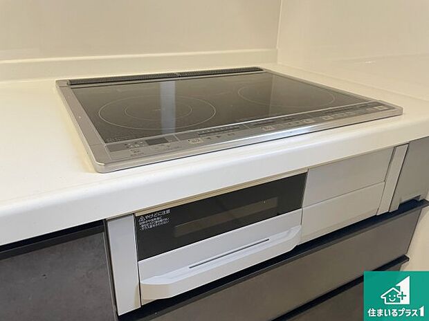 【コンロ】火を使わないので、安心なＩＨコンロ！でこぼこが無い構造なので、掃除もしやすく清潔に保てます！ 