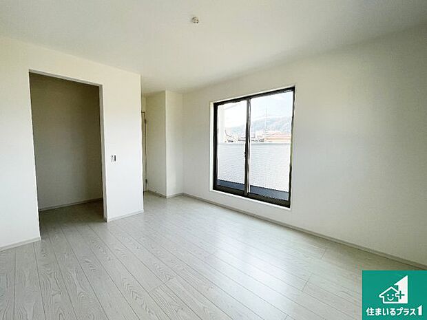 【洋室】シンプルな洋室は、自分好みのインテリアが楽しめます♪ご家族とインテリアや家具を選びに行くのは新築購入時の醍醐味の一つです。ぜひお楽しみください♪