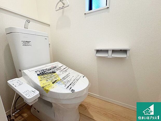 【トイレ】1・2階の2ヶ所にあるので、朝の忙しい時間の順番待ちもなく、深夜の利用にも大変便利です。