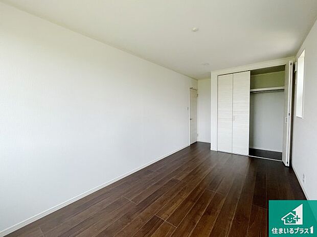 【洋室】シンプルな洋室は、自分好みのインテリアが楽しめます♪ご家族とインテリアや家具を選びに行くのは新築購入時の醍醐味の一つです。ぜひお楽しみください♪