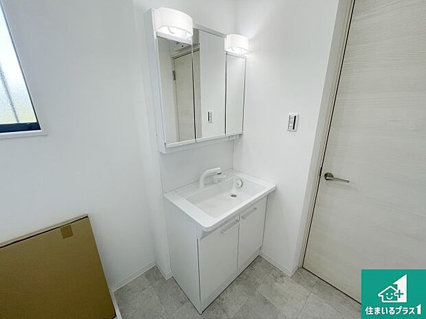 【独立洗面台】清潔感のある洗面台です。フラットな鏡は掃除がしやすく毎日清潔!鏡裏には収納があるのでスッキリとした洗面台が保てます。