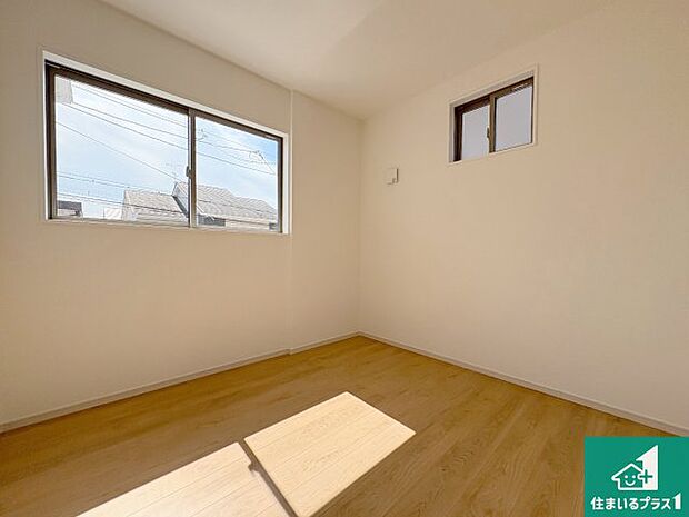 【洋室】シンプルな洋室は、自分好みのインテリアが楽しめます♪ご家族とインテリアや家具を選びに行くのは新築購入時の醍醐味の一つです。ぜひお楽しみください♪