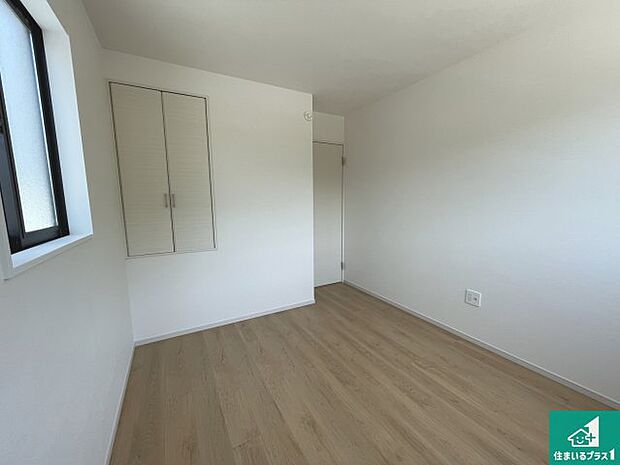 【洋室】シンプルな洋室は、自分好みのインテリアが楽しめます♪ご家族とインテリアや家具を選びに行くのは新築購入時の醍醐味の一つです。ぜひお楽しみください♪