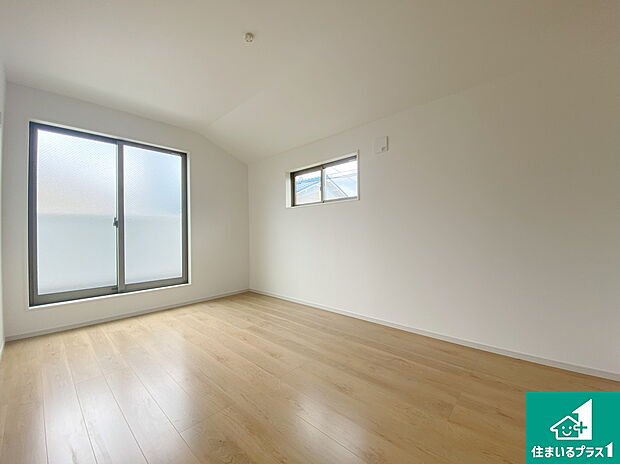 【洋室】シンプルな洋室は、自分好みのインテリアが楽しめます♪ご家族とインテリアや家具を選びに行くのは新築購入時の醍醐味の一つです。ぜひお楽しみください♪