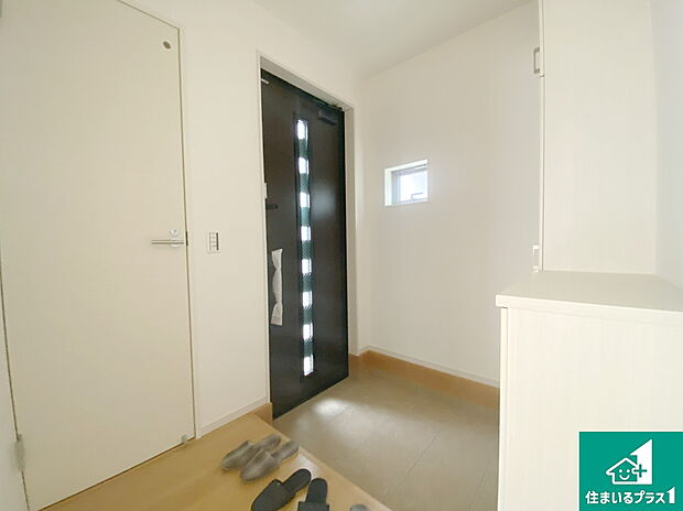 【玄関】シューズボックスにはたくさんの靴が収納できるので玄関周りはいつもスッキリ!ご家族が増えても安心!