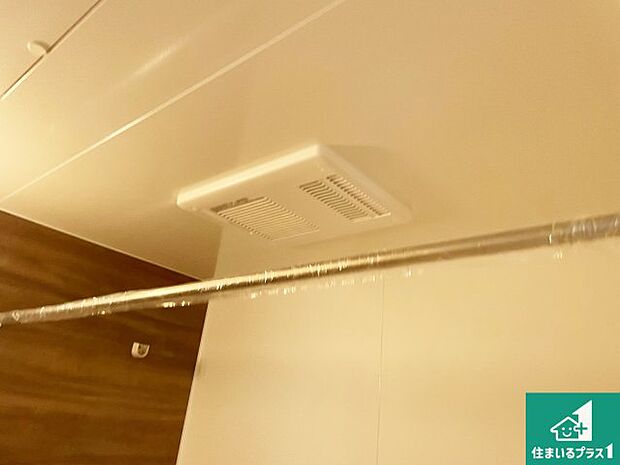 【浴室暖房乾燥機】四季を通して快適なバスライフをお手伝いする浴室暖房乾燥機!浴室の乾燥・暖房・涼風・換気はもちろん、24時間換気にも対応!