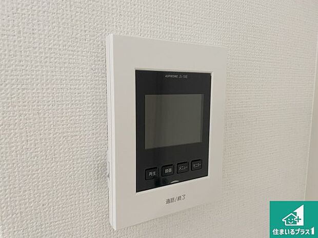 【カラーモニターインターホン】声だけでなく来訪者の姿や顔がモニターで確認できるので、小さなお子様がいらっしゃるご家庭でも安心できます!