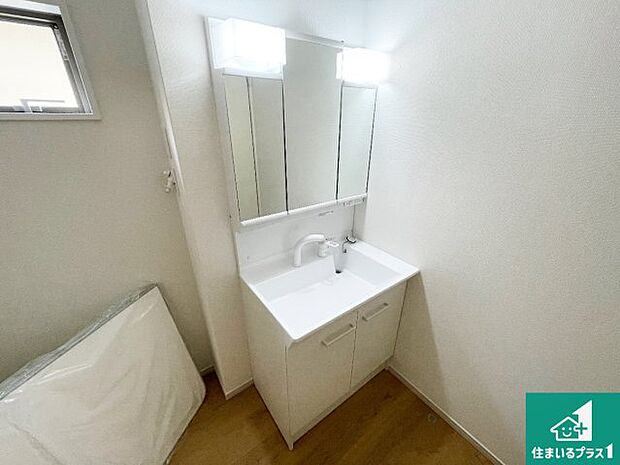 【独立洗面台】清潔感のある洗面台です。フラットな鏡は掃除がしやすく毎日清潔!鏡裏には収納があるのでスッキリとした洗面台が保てます。