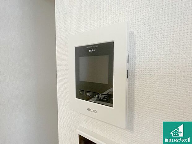 【カラーモニターインターホン】声だけでなく来訪者の姿や顔がモニターで確認できるので、小さなお子様がいらっしゃるご家庭でも安心できます!