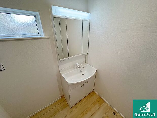 【独立洗面台】清潔感のある洗面台です。フラットな鏡は掃除がしやすく毎日清潔！鏡裏には収納があるのでスッキリとした洗面台が保てます。