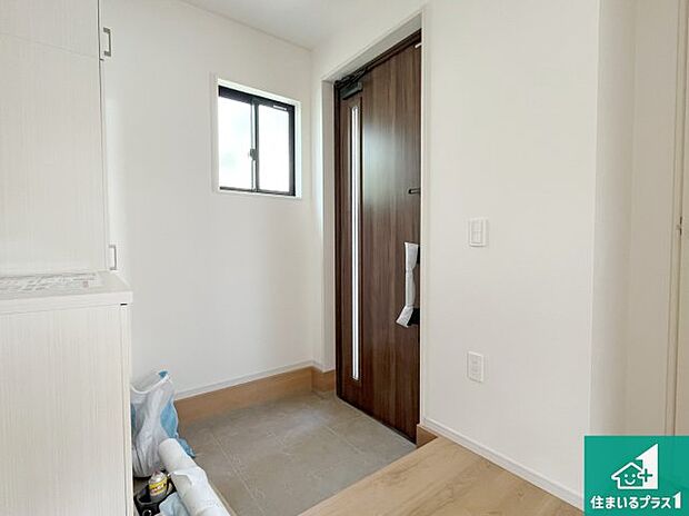 【玄関】シューズボックスにはたくさんの靴が収納できるので玄関周りはいつもスッキリ!ご家族が増えても安心!