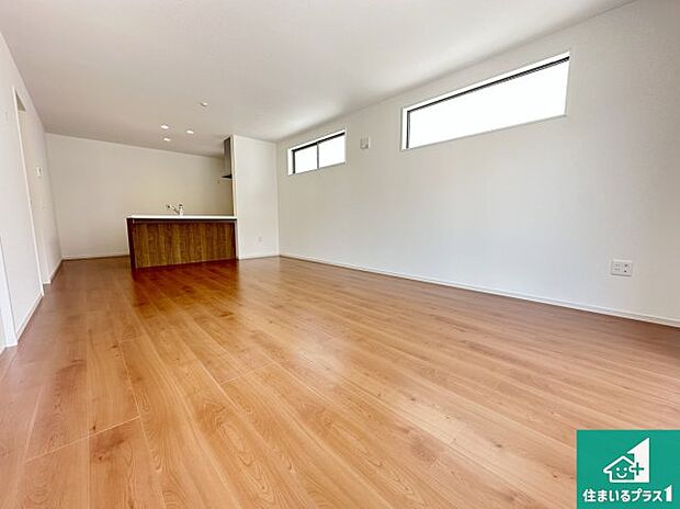 【居間・リビング】日当たり良好の明るいリビングで朝の目覚めもスッキリできそう!対面キッチンでご家族のコミュニケーションも自然と増える設計!小さなお子様が遊ぶスペースを作っても広々とくつろげるLDK!