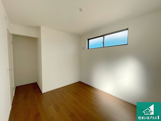 【洋室】シンプルな洋室は、自分好みのインテリアが楽しめます♪ご家族とインテリアや家具を選びに行くのは新築購入時の醍醐味の一つです。ぜひお楽しみください♪