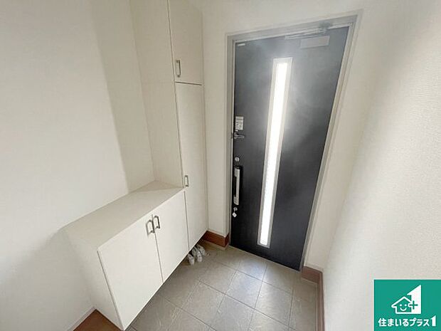 【玄関】シューズボックスにはたくさんの靴が収納できるので玄関周りはいつもスッキリ！ご家族が増えても安心！