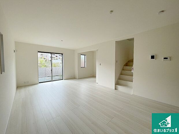 【居間・リビング】日当たり良好の明るいリビングで朝の目覚めもスッキリできそう！対面キッチンでご家族のコミュニケーションも自然と増える設計！小さなお子様が遊ぶスペースを作っても広々とくつろげるLDK！