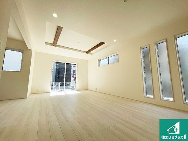 【居間・リビング】日当たり良好の明るいリビングで朝の目覚めもスッキリできそう！対面キッチンでご家族のコミュニケーションも自然と増える設計！小さなお子様が遊ぶスペースを作っても広々とくつろげるLDK！