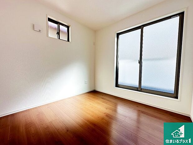 【洋室】シンプルな洋室は、自分好みのインテリアが楽しめます♪ご家族とインテリアや家具を選びに行くのは新築購入時の醍醐味の一つです。ぜひお楽しみください♪