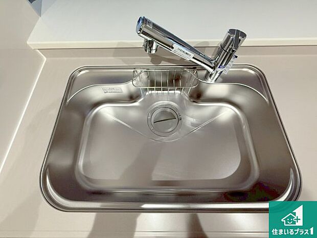 【キッチン水栓】浄水器を内蔵！炊飯時、お茶を作る時に安心してお水を使えます！お湯と冷水、浄水と原水、シャワーの切替えもワンタッチです！