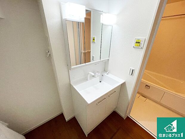 【独立洗面台】清潔感のある洗面台です。フラットな鏡は掃除がしやすく毎日清潔！鏡裏には収納があるのでスッキリとした洗面台が保てます。