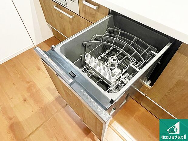 【食器洗浄乾燥機】食事後の一仕事、食器洗いをボタン一つでお任せできちゃいます！場所を取らないビルトイン式なので、お料理スペースもしっかり確保！
