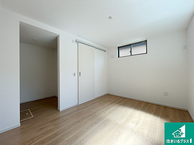 【洋室】収納スペースが充実しているので子供の成長に合わせてたくさん収納ができます！家族構成に合わせた様々な活用ができる収納！