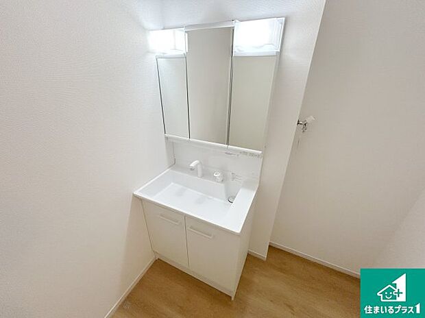 【独立洗面台】清潔感のある洗面台です。フラットな鏡は掃除がしやすく毎日清潔！鏡裏には収納があるのでスッキリとした洗面台が保てます。 