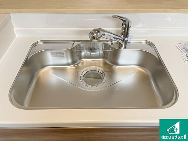 【キッチンシンク】蛇口の先端に浄水器を内蔵しています！原水と浄水、お湯と冷水、シャワーの切替えがワンタッチなので用途によって使い分けられます。