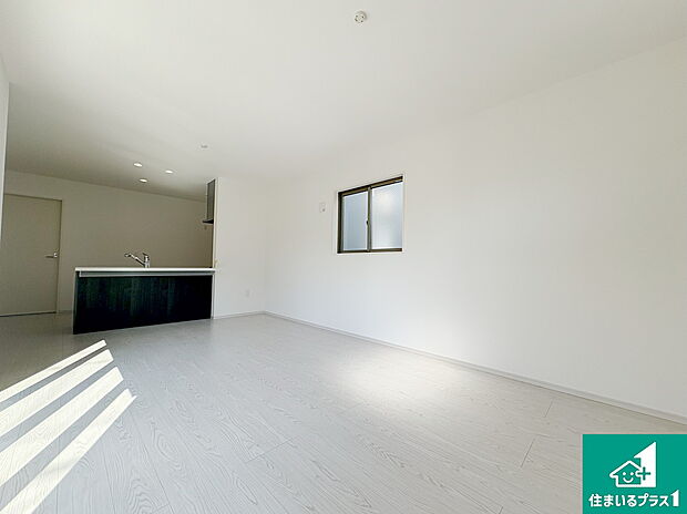 【居間・リビング】日当たり良好の明るいリビングで朝の目覚めもスッキリできそう!対面キッチンでご家族のコミュニケーションも自然と増える設計!小さなお子様が遊ぶスペースを作っても広々とくつろげるLDK!