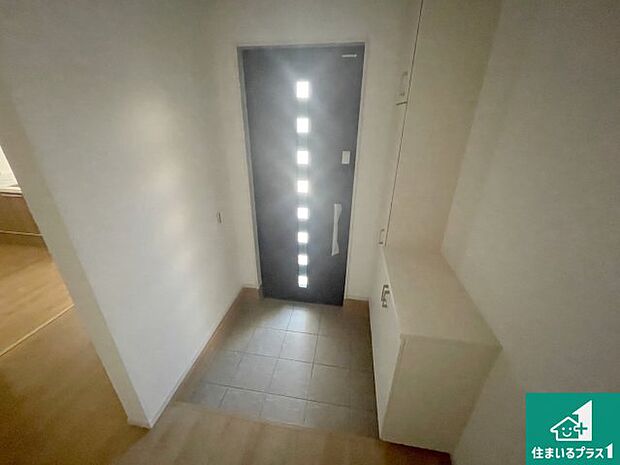 【玄関】シューズボックスにはたくさんの靴が収納できるので玄関周りはいつもスッキリ!ご家族が増えても安心!