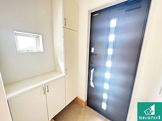 【玄関】シューズボックスにはたくさんの靴が収納できるので玄関周りはいつもスッキリ!ご家族が増えても安心!