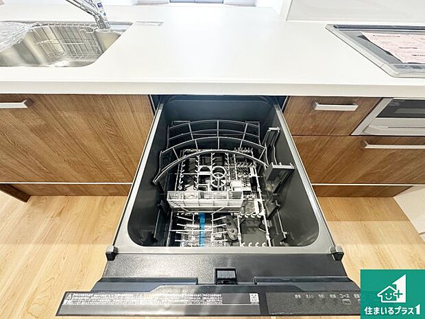 【食器洗浄乾燥機】食事後の一仕事、食器洗いをボタン一つでお任せできちゃいます!場所を取らないビルトイン式なので、お料理スペースもしっかり確保!