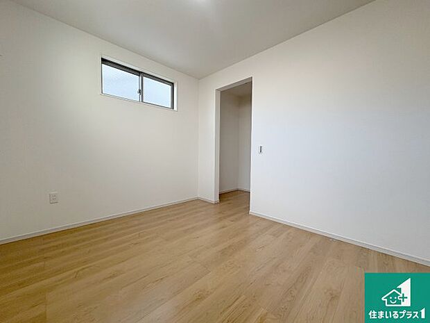 【洋室】シンプルな洋室は、自分好みのインテリアが楽しめます♪ご家族とインテリアや家具を選びに行くのは新築購入時の醍醐味の一つです。ぜひお楽しみください♪