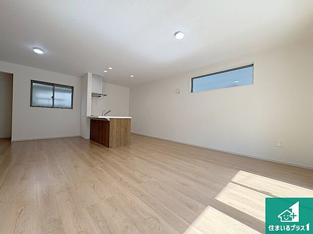 【居間・リビング】シンプルなリビングは、観葉植物等のインテリアを楽しめますね！パパ好みにも、ママ好みにも家具次第で雰囲気を変えることができます！