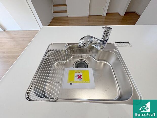 【キッチンシンク】蛇口の先端に浄水器を内蔵しています！原水と浄水、お湯と冷水、シャワーの切替えがワンタッチなので用途によって使い分けられます。
