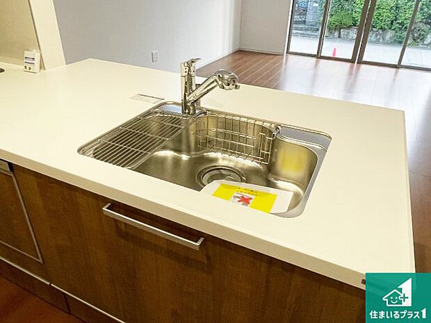 【キッチンシンク】蛇口の先端に浄水器を内蔵しています!原水と浄水、お湯と冷水、シャワーの切替えがワンタッチなので用途によって使い分けられます。
