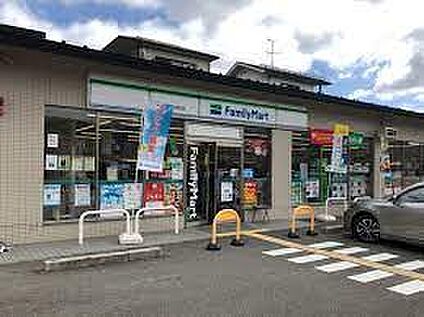 ファミリーマート 京都岩倉中町店 徒歩704m