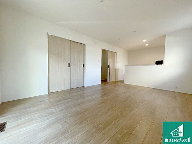 【居間・リビング】日当たり良好の明るいリビングで朝の目覚めもスッキリできそう！対面キッチンでご家族のコミュニケーションも自然と増える設計！小さなお子様が遊ぶスペースを作っても広々とくつろげるLDK！