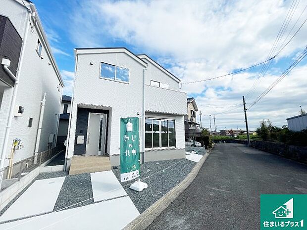 【外観】前面道路は車の通りも少なくて安心です。