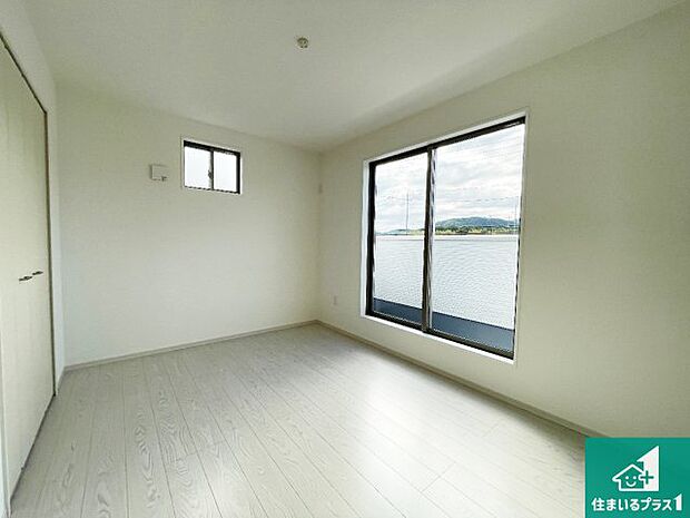 【洋室】収納スペースが充実しているので子供の成長に合わせてたくさん収納ができます！家族構成に合わせた様々な活用ができる収納！