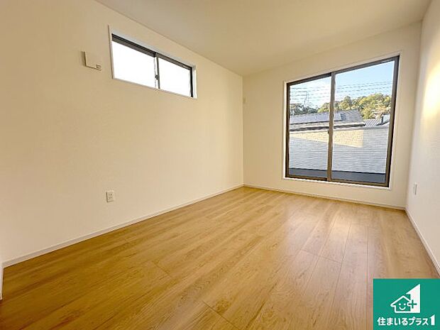 【洋室】シンプルな洋室は、自分好みのインテリアが楽しめます♪ご家族とインテリアや家具を選びに行くのは新築購入時の醍醐味の一つです。ぜひお楽しみください♪