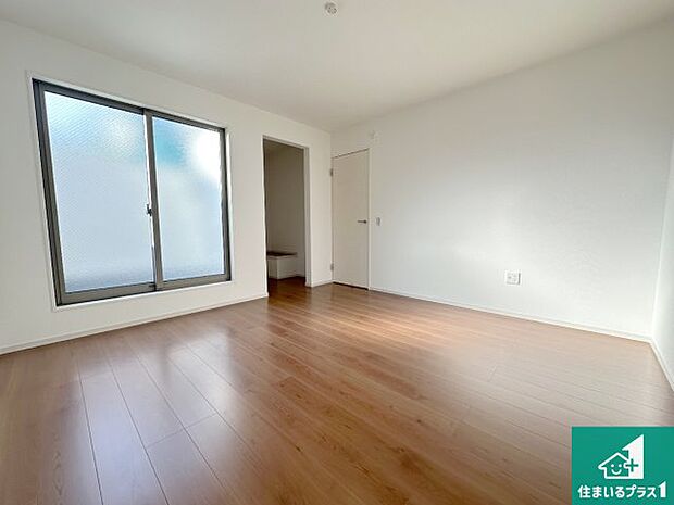 【洋室】シンプルな洋室は、自分好みのインテリアが楽しめます♪ご家族とインテリアや家具を選びに行くのは新築購入時の醍醐味の一つです。ぜひお楽しみください♪