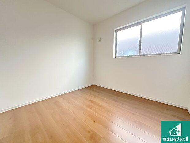 【洋室】シンプルな洋室は、自分好みのインテリアが楽しめます♪ご家族とインテリアや家具を選びに行くのは新築購入時の醍醐味の一つです。ぜひお楽しみください♪