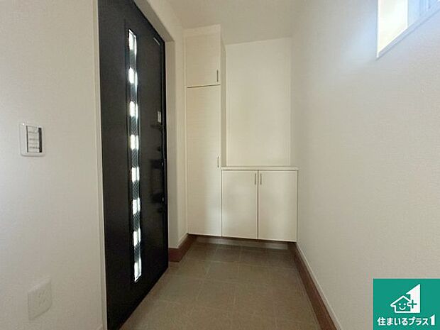 【玄関】シューズボックスにはたくさんの靴が収納できるので玄関周りはいつもスッキリ!ご家族が増えても安心!