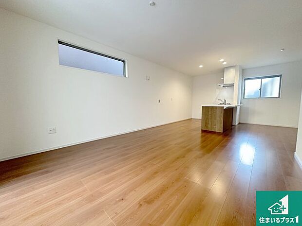 【居間・リビング】日当たり良好の明るいリビングで朝の目覚めもスッキリできそう!対面キッチンでご家族のコミュニケーションも自然と増える設計!小さなお子様が遊ぶスペースを作っても広々とくつろげるLDK!